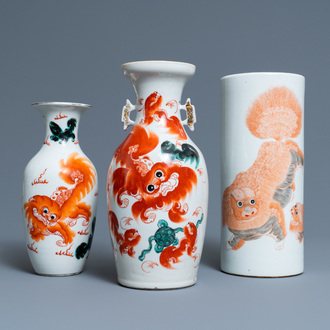 Un porte-chapeau et deux vases en porcelaine de Chine en rouge de fer à décor de lions bouddhistes, 19/20ème