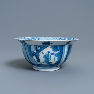 Un bol de type 'klapmuts' en porcelaine de Chine en bleu et blanc, marque de Chenghua, Kangxi