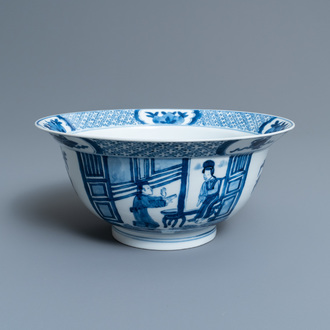 Un bol de type 'klapmuts' en porcelaine de Chine en bleu et blanc, marque et époque de Kangxi