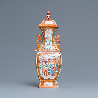 Un vase couvert en porcelaine de Chine famille rose à décor mandarin, Qianlong