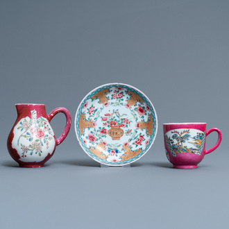 Trois pièces en porcelaine de Chine famille rose à fond et au dos 'rouge de rubis', Yongzheng