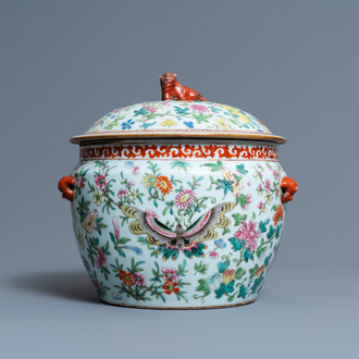 Un bol couvert de type 'kamcheng' en porcelaine de Chine famille rose à décor de papillons, 19ème