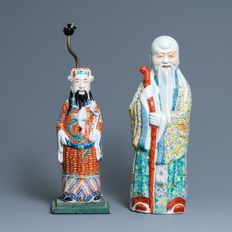 Twee Chinese famille rose figuren van sterrengoden, zegelmerken, 19/20e eeuw