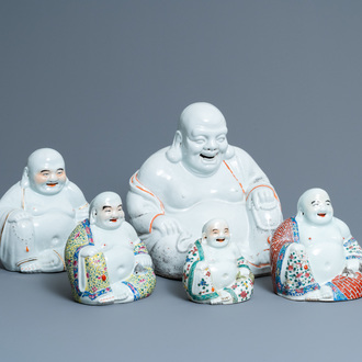 Cinq figures de Bouddha en porcelaine de Chine famille rose et blanc monochrome, marques en creux, 19/20ème