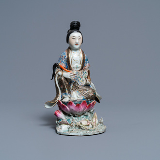 Une figure d'une femme assise sur un trône de lotus en porcelaine de Chine famille rose, 19ème