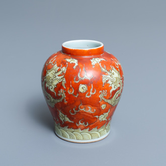 Un petit vase en porcelaine de Chine en rouge de fer et jaune à décor de dragons, marque de Wanli, 19ème