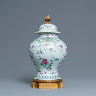 Un vase couvert en porcelaine de Chine famille rose à monture en bronze doré, 19ème