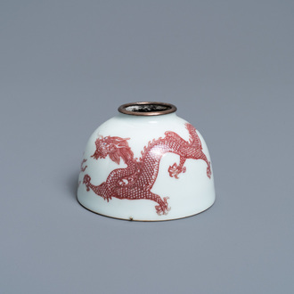 Un lave-pinceaux en porcelaine de Chine en rouge de fer figurant un dragon, 18/19ème