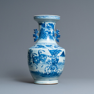 Un vase en porcelaine de Chine en bleu et blanc à décor de guerriers, 19ème