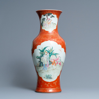 Un vase en porcelaine de Chine famille rose à fond rouge de corail, marque de Qianlong, République