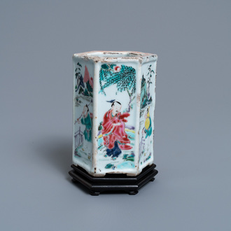 Un pot à pinceaux de forme hexagonale en porcelaine de Chine famille rose, Yongzheng