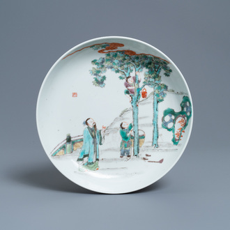 Un plat en porcelaine de Chine famille verte à décor d'un garçon dans un arbre, Yongzheng