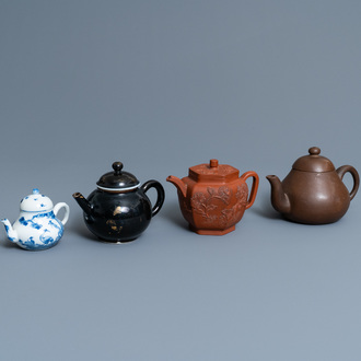 Vier Chinese theepotten in Yixing steengoed, blauw-wit en monochroom zwart porselein, Kangxi en later