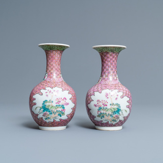 Une paire de vases de forme bouteille en porcelaine de Chine famille rose, 19/20ème