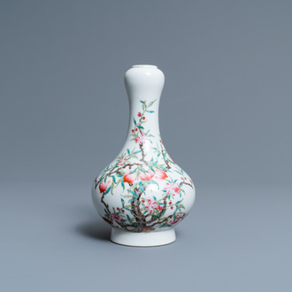 Un vase en porcelaien de Chine famille rose à décor de pêches, marque 'Dun mu tang zhi', République