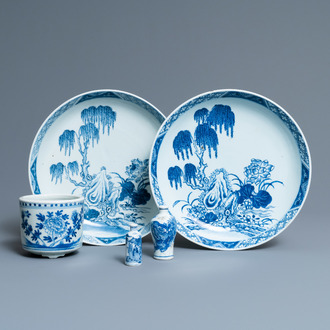 Une paire de plats, un pot à pinceaux et deux tabatières en porcelaine de Chine en bleu et blanc, 18/19ème