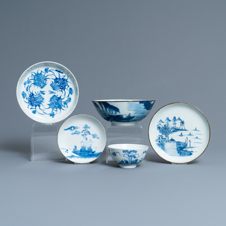 Trois assiettes et deux bols en porcelaine de Chine 'Bleu de Hue' pour le Vietnam, 19ème