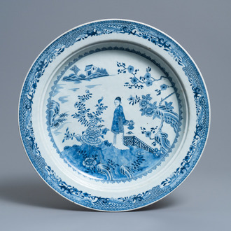 Een grote diepe Chinese blauw-witte schotel met een dame, Qianlong