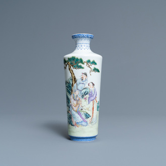Un vase de forme rouleau en porcelaine de Chine famille rose, marque de Qianlong, République