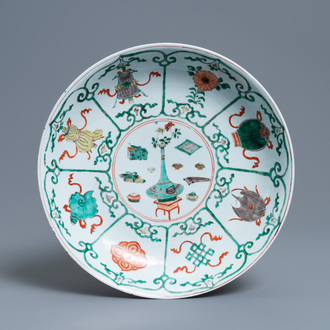 Un plat en porcelaine de Chine famille verte à décor d'antiquités, Kangxi