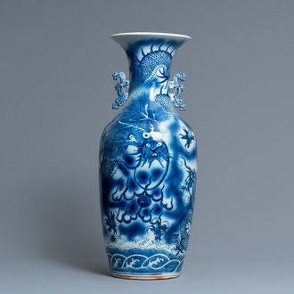 Un vase en porcelaine de Chine en bleu et blanc à décor d'un dragon, 19ème