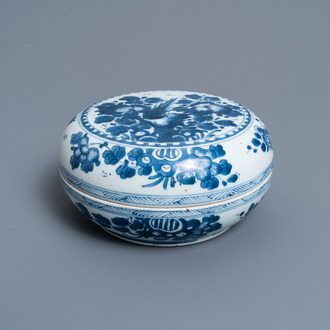 Een Chinese blauw-witte dekseldoos, Kangxi