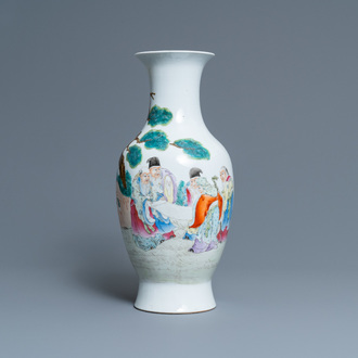 Un vase en porcelaine de Chine famille rose, marque de Qianlong, République