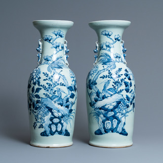 Une paire de vases en porcelaine de Chine à décor de faisans en bleu et blanc sur fond céladon, 19ème