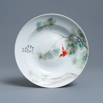 Un plat en porcelaine de Chine qianjiang cai à décor d'un oiseau en vol, 19/20ème