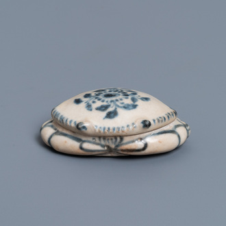 Une boîte couverte en forme de crabe en porcelaine de Vietnam ou Annam en bleu et blanc, 15/16ème