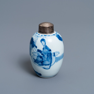 Une boîte à thé en porcelaine de Chine à monture en argent, Kangxi