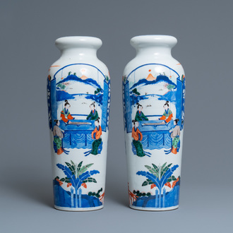 Une paire de vases de forme rouleau en porcelaine de Chine wucai, 19ème