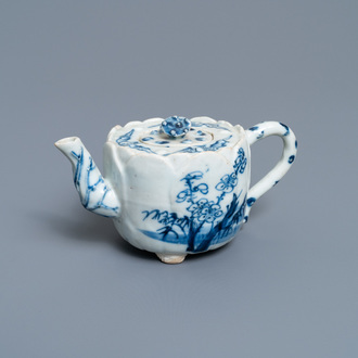 Une théière tripode couverte en porcelaine de Chine en bleu et blanc en forme de lotus, Kangxi