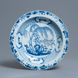 Un plat en porcelaine de Chine en bleu et blanc à décor des 'Trois amis de l'hiver', Yongzheng/Qianlong