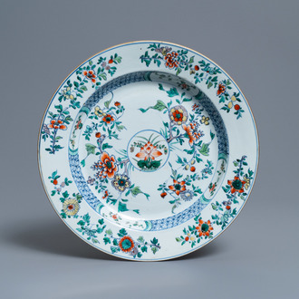 Un plat en porcelaine de Chine doucai, Kangxi