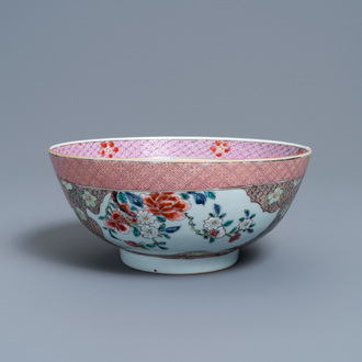 Un bol en porcelaine de Chine famille rose aux médaillons en forme de feuilles d'armoise, Qianlong