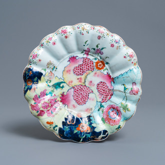 Un sous-plat godronné en porcelaine de Chine famille rose à décor de grenades sur feuilles de tabac, Qianlong