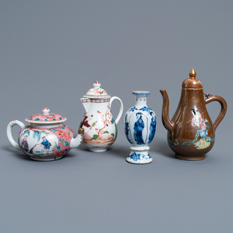 Twee Chinese famille rose kannen, een theepot en een blauw-wit vaasje, Kangxi en later