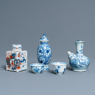 Twee Chinese blauw-witte koppen, een dekselvaas, een kendi en een Imari-stijl theebus, Wanli en Kangxi