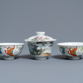Un bol couvert en porcelaine de Chine famille rose et deux bols à décor de papillons, marque de Jingdezhen, République