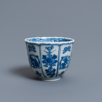 Une tasse à vin en porcelaine de Chine en bleu et blanc, Kangxi