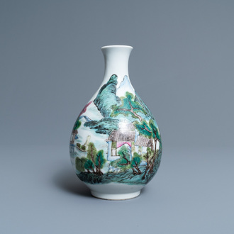 Un vase de forme 'yuhuchunping' en porcelaine de Chine famille rose, 19/20ème