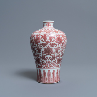 Un vase de forme 'meiping' en porcelaine de Chine en rouge de cuivre à décor de rinceaux de pivoines, marque de Qianlong, 19/20ème