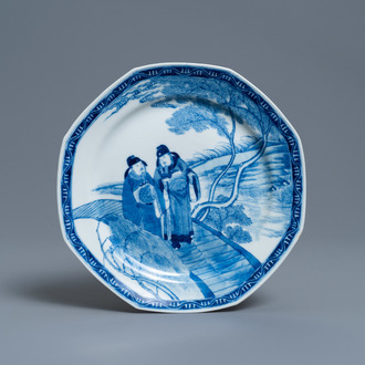 Een Chinees octagonaal blauw-wit bord met twee mannen op een brug, 'Fu hai cang zhen' merk, 19e eeuw