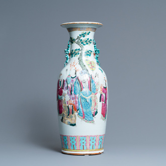 Un vase en porcelaine de Chine famille rose, 19ème