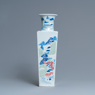 Een Chinese taps oplopende vierkante vaas met blauw-wit, celadon en koperrood decor, Kangxi