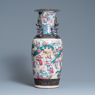 Un vase en porcelaine de Chine famille rose dite 'de Nankin', 19ème