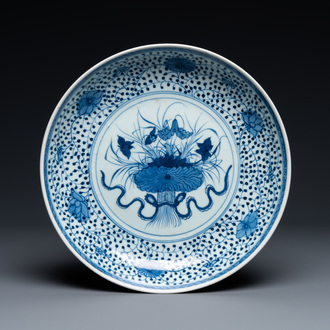 Een Chinese blauw-witte schotel met een lotusboeket, Qianlong/Jiaqing