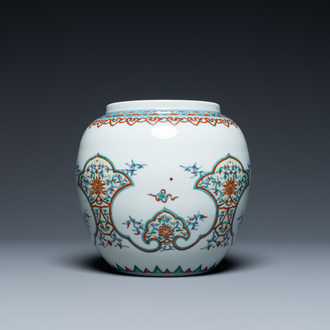 Une jarre en porcelaine de Chine doucai, marque et époque de Yongzheng, République