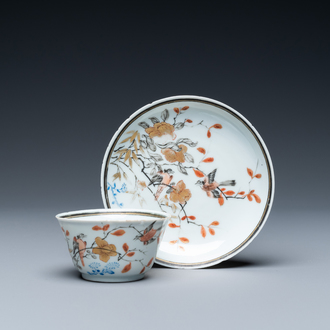 Une tasse et soucoupe en porcelaine de Chine grisaille, doré et rouge de fer, Yongzheng
